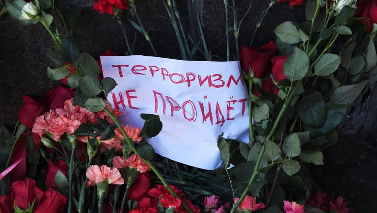 Цветы у здания министерства иностранных дел РФ в связи с гибелью посла России в Турции Андрея Карлова