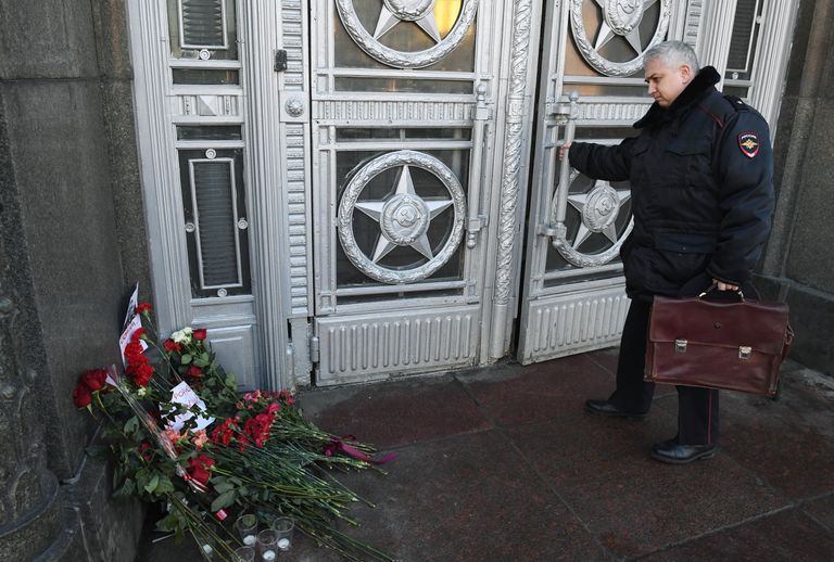 Цветы у здания министерства иностранных дел РФ в связи с гибелью посла России в Турции Андрея Карлова Цветы у здания министерства иностранных дел РФ в связи с гибелью посла России в Турции Андрея Карлова