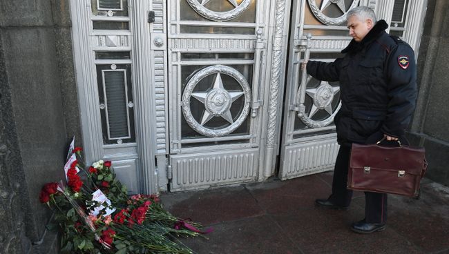 Цветы у здания министерства иностранных дел РФ в связи с гибелью посла России в Турции Андрея Карлова Цветы у здания министерства иностранных дел РФ в связи с гибелью посла России в Турции Андрея Карлова