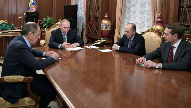 Президент РФ Владимир Путин, министр иностранных дел РФ Сергей Лавров, директор СВР Сергей Нарышкин и директор ФСБ РФ Александр Бортников на совещании в Кремле. 19 декабря 2016 Президент РФ Владимир Путин, министр иностранных дел РФ Сергей Лавров, директор СВР Сергей Нарышкин и директор ФСБ РФ Александр Бортников на совещании в Кремле. 19 декабря 2016