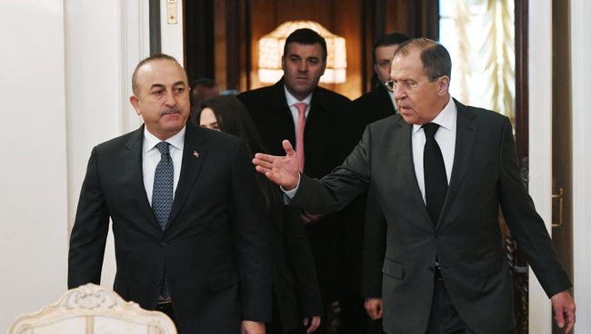 Министр иностранных дел РФ Сергей Лавров и министр иностранных дел Турции Мевлют Чавушоглу во время трехсторонней встречи глав МИД России, Ирана и Турции в Москве. 20 декабря 2016