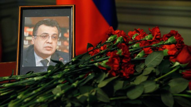 Цветы у портрета Андрея Карлова в здании министерства иностранных дел РФ