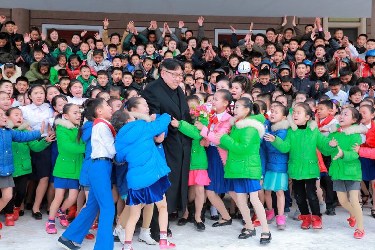 Северокорейский лидер Ким Чен Ын с детьми Северокорейский лидер Ким Чен Ын с детьми