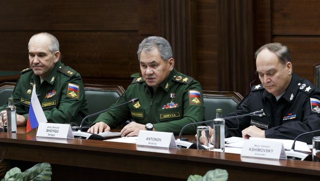 Рабочая встреча министра обороны РФ С. Шойгу и министра обороны Ирана Х. Дехгана Рабочая встреча министра обороны РФ С. Шойгу и министра обороны Ирана Х. Дехгана