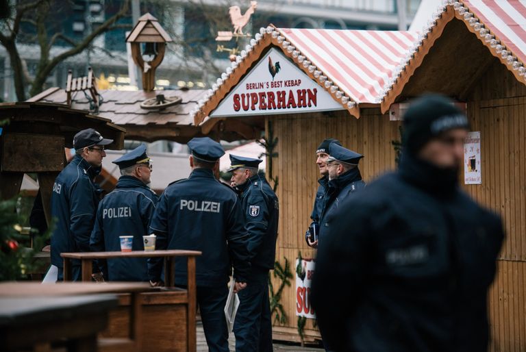 Полицейские недалеко от места теракта в Берлине Полицейские недалеко от места теракта в Берлине