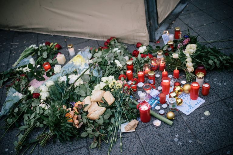 Цветы и свечи недалеко от места теракта в Берлине. 20 декабря 2016 Цветы и свечи недалеко от места теракта в Берлине. 20 декабря 2016