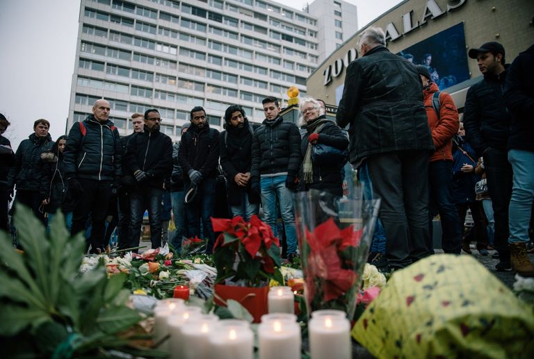 Жители Берлина принесли цветы и зажгли свечи недалеко от места теракта. 20 декабря 2016 Жители Берлина принесли цветы и зажгли свечи недалеко от места теракта. 20 декабря 2016