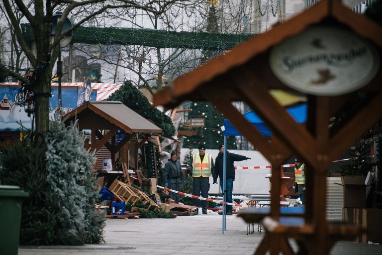 Сотрудники полиции недалеко от места теракта в Берлине. 20 декабря 2016 Сотрудники полиции недалеко от места теракта в Берлине. 20 декабря 2016