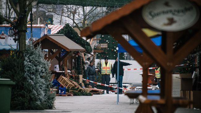 Сотрудники полиции недалеко от места теракта в Берлине. Архивное фото Сотрудники полиции недалеко от места теракта в Берлине. Архивное фото