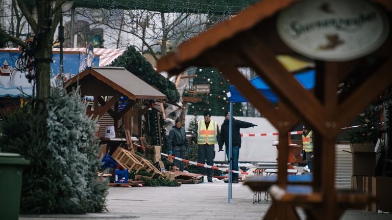 Сотрудники полиции недалеко от места теракта в Берлине. 20 декабря 2016 Сотрудники полиции недалеко от места теракта в Берлине. 20 декабря 2016