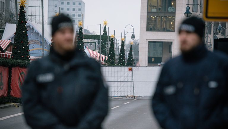 Сотрудники полиции недалеко от места теракта в Берлине. 20 декабря 2016 Сотрудники полиции недалеко от места теракта в Берлине. 20 декабря 2016