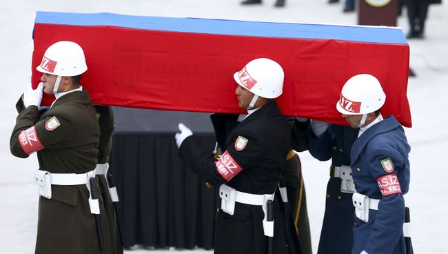 Прощание с российским послом Андреем Карловым в аэропорту Анкары. Архивное фото Прощание с российским послом Андреем Карловым в аэропорту Анкары. Архивное фото