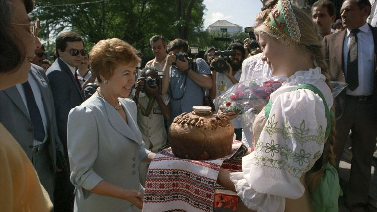 Супруга Генерального секретаря ЦК КПСС Михаила Горбачева Раиса во время посещения Ассоциации советско-кубинской дружбы в Гаване Супруга Генерального секретаря ЦК КПСС Михаила Горбачева Раиса во время посещения Ассоциации советско-кубинской дружбы в Гаване
