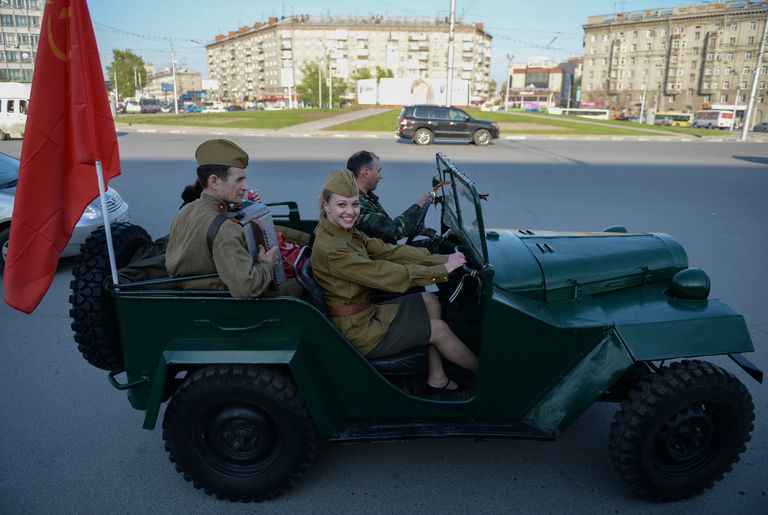 Автомобиль ГАЗ-67б во время автопробега Марш Победы в Новосибирске Автомобиль ГАЗ-67б во время автопробега Марш Победы в Новосибирске