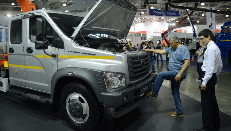 Посетители осматривают автомобиль ГАЗон Next Посетители осматривают автомобиль ГАЗон Next