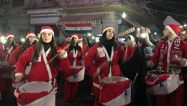 Празднование Победы в христианском квартале Алеппо. Архивное фото Празднование Победы в христианском квартале Алеппо. Архивное фото