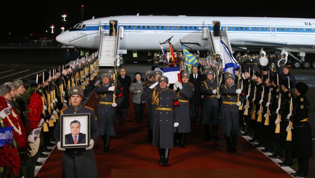 Встреча спецборта с телом посла России в Турции А. Карлова в Москве. Архивное фото Встреча спецборта с телом посла России в Турции А. Карлова в Москве. Архивное фото