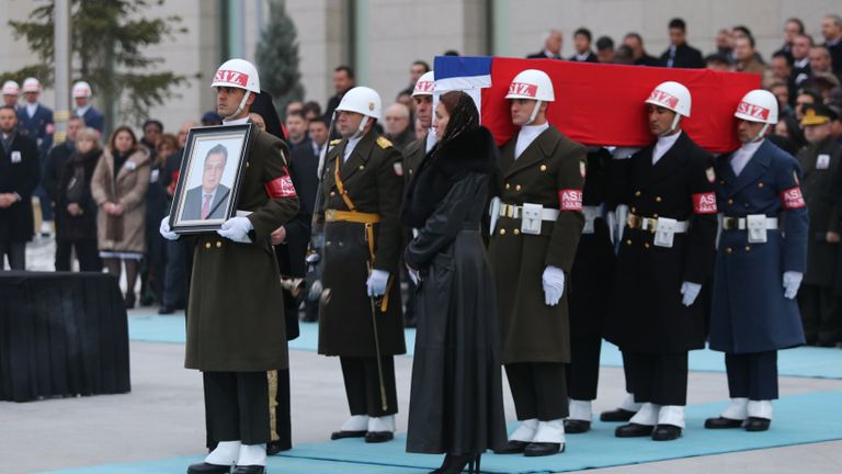 Церемония прощания с российским послом Андреем Карловым в аэропорту Анкары Церемония прощания с российским послом Андреем Карловым в аэропорту Анкары