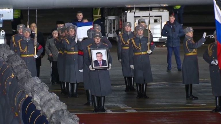 В Москве встретили самолет с телом посла России в Турции Андрея Карлова