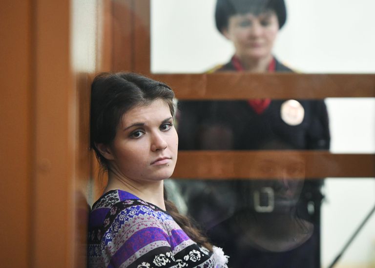 Бывшая студентка МГУ Александра Иванова (Варвара Караулова), обвиняемая в попытке участия в деятельности ИГ, в Московском окружном военном суде Бывшая студентка МГУ Александра Иванова (Варвара Караулова), обвиняемая в попытке участия в деятельности ИГ, в Московском окружном военном суде