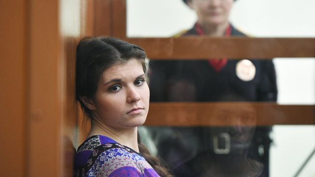 Бывшая студентка МГУ Александра Иванова (Варвара Караулова), обвиняемая в попытке участия в деятельности ИГ, в Московском окружном военном суде Бывшая студентка МГУ Александра Иванова (Варвара Караулова), обвиняемая в попытке участия в деятельности ИГ, в Московском окружном военном суде