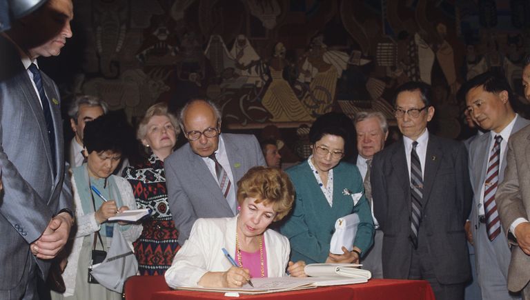 Раиса Максимовна Горбачев во время экскурсии по городу Шанхаю. 1989 год Раиса Максимовна Горбачев во время экскурсии по городу Шанхаю. 1989 год