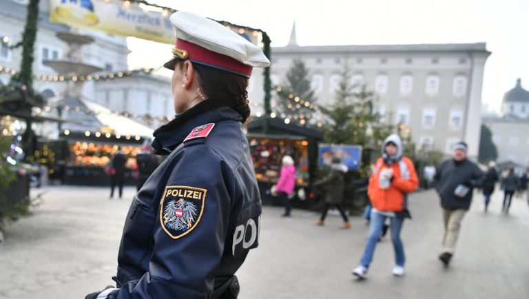 Сотрудница полиции следит за безопасностью на рождественском базаре в Зальцбурге, Австрия Сотрудница полиции следит за безопасностью на рождественском базаре в Зальцбурге, Австрия