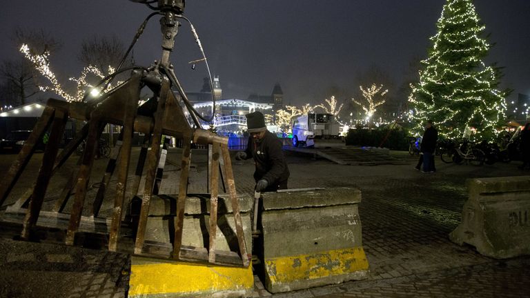 Установка бетонных блоков у входа на рождественский базар в Амстердаме Установка бетонных блоков у входа на рождественский базар в Амстердаме