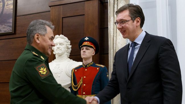 Министр обороны РФ Сергей Шойгу и президент Сербии Александр Вучич во время встречи в Москве
