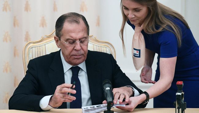 Министр иностранных дел РФ Сергей Лавров во время церемонии памятного гашения почтовых марок, посвященных российской дипломатической службе. 21 декабря 2016