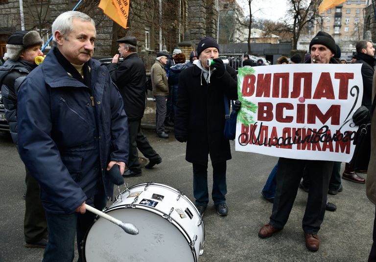 Участники акции протеста вкладчиков разорившегося украинского банка Михайловский в Киеве Участники акции протеста вкладчиков разорившегося украинского банка Михайловский в Киеве