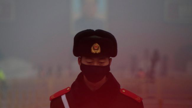 Военный на площади Тяньаньмэнь в Пекине во время смога Военный на площади Тяньаньмэнь в Пекине во время смога