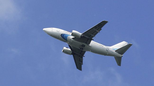 Самолет Boeing 737-528 авиакомпании Ямал . Архивное фото Самолет Boeing 737-528 авиакомпании Ямал . Архивное фото
