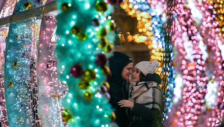 Молодые люди на Тверском бульваре в Москве