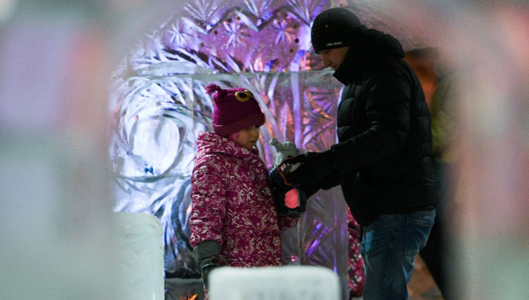 Люди в парке на Тверском бульваре в Москве