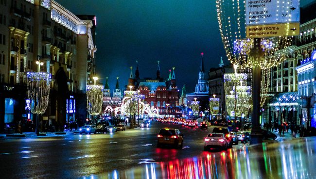 Новогодняя иллюминация в виде бокалов шампанского на Тверской улице в Москве