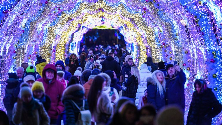 Люди в парке на Тверском бульваре в Москве