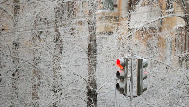 Светофор на заснеженной улице