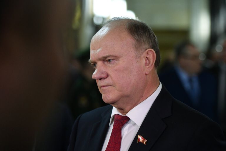 Председатель ЦК КПРФ Геннадий Зюганов на церемонии прощания с послом России в Турции Андреем Карловым Председатель ЦК КПРФ Геннадий Зюганов на церемонии прощания с послом России в Турции Андреем Карловым