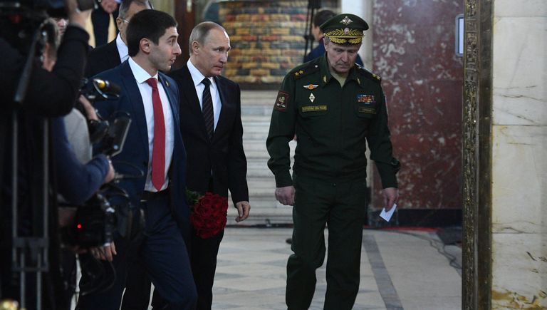 Президент РФ Владимир Путин на церемонии прощания с российским послом в Турции Андреем Карловым Президент РФ Владимир Путин на церемонии прощания с российским послом в Турции Андреем Карловым