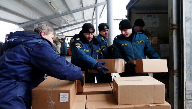 Сотрудники МЧС ДНР разгружают автомобиль с гуманитарной помощью. Архивное фото Сотрудники МЧС ДНР разгружают автомобиль с гуманитарной помощью. Архивное фото