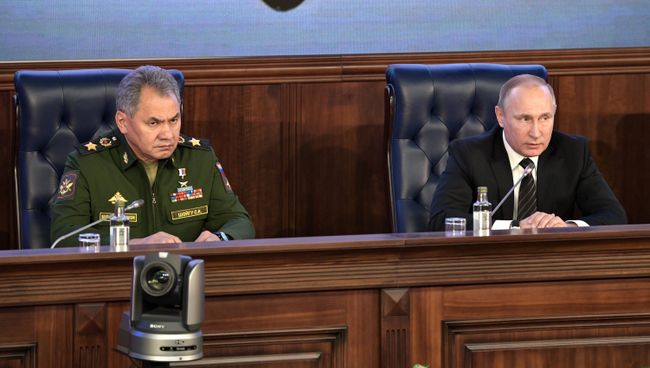Президент России Владимир Путин и министр обороны РФ Сергей Шойгу на ежегодном расширенном заседании коллегии министерства обороны РФ. 22 декабря 2016