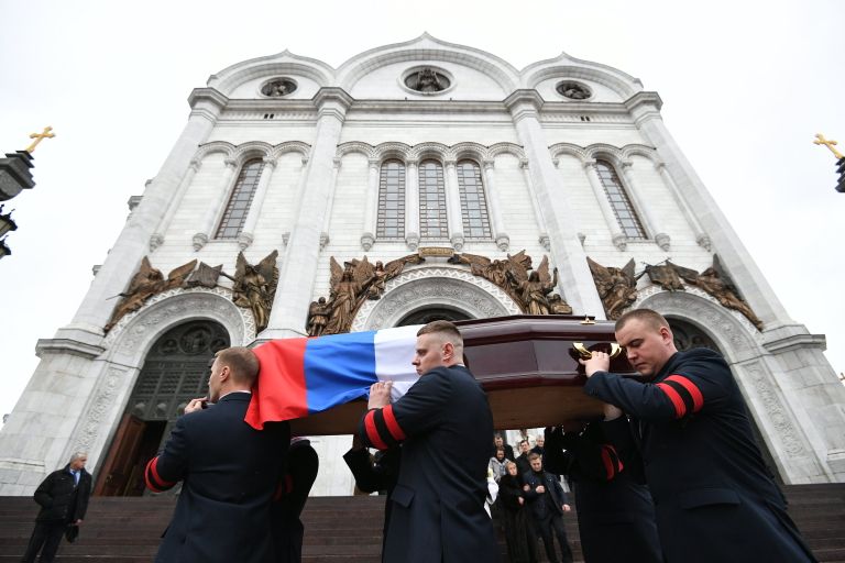 Траурная процессия у храма Христа Спасителя, где прошло отпевание посла РФ в Турции Андрея Карлова Траурная процессия у храма Христа Спасителя, где прошло отпевание посла РФ в Турции Андрея Карлова