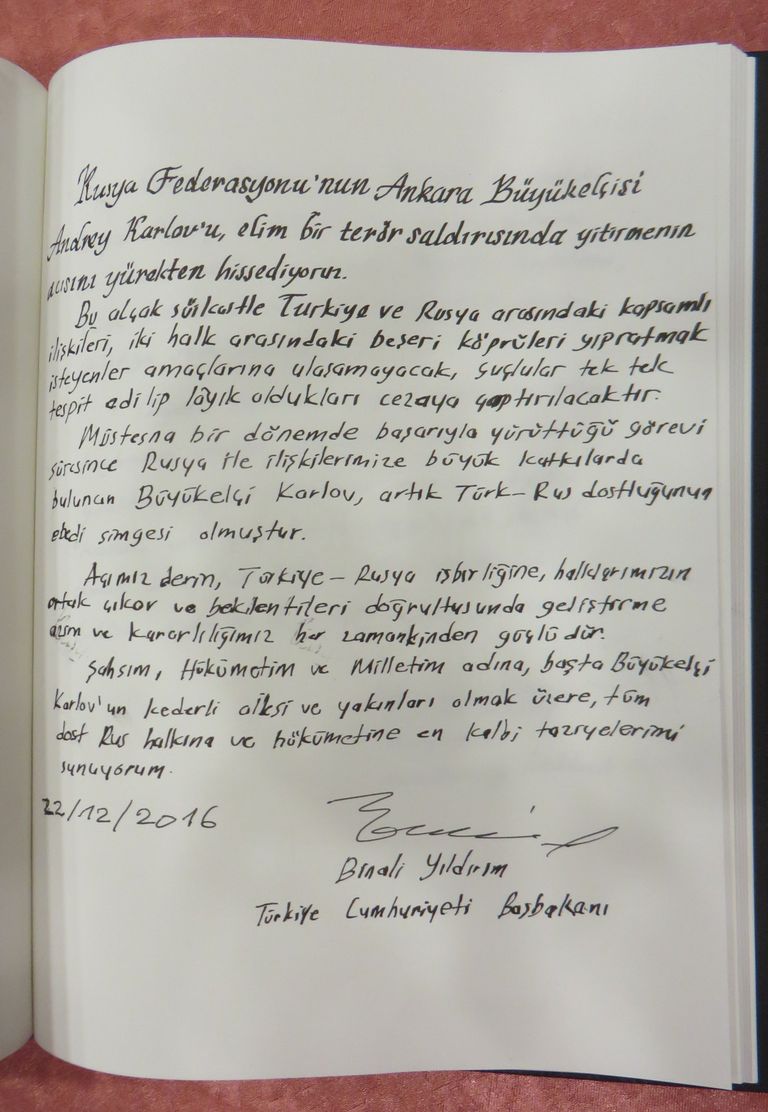 Страница с памятной записью премьер-министра Турции Бинали Йылдырыма в Книге памяти в посольстве РФ в Анкаре