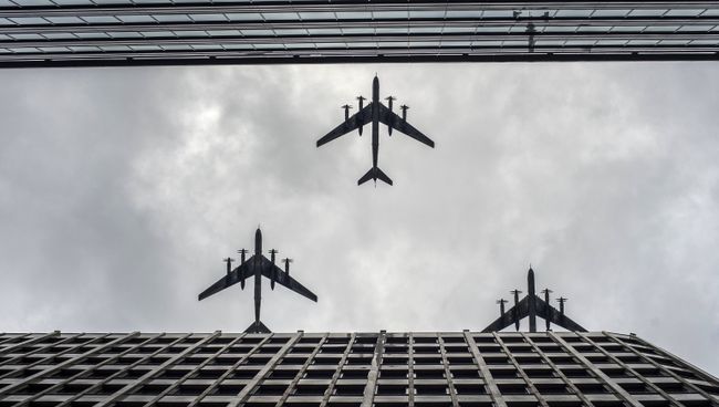 Стратегические бомбардировщики-ракетоносцы Ту-95 МС на тренировке групп парадного строя авиации к параду Победы