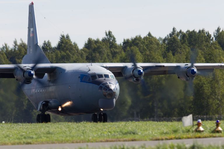 Самолет Ан-12 на торжественных мероприятиях, приуроченных к празднованию дня воздушного флота РФ на военном аэродроме Левашово Самолет Ан-12 на торжественных мероприятиях, приуроченных к празднованию дня воздушного флота РФ на военном аэродроме Левашово