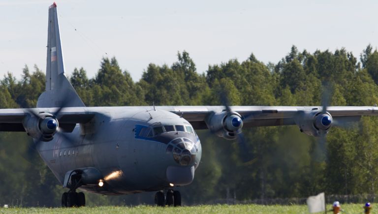 Самолет Ан-12 на торжественных мероприятиях, приуроченных к празднованию дня воздушного флота РФ на военном аэродроме Левашово Самолет Ан-12 на торжественных мероприятиях, приуроченных к празднованию дня воздушного флота РФ на военном аэродроме Левашово