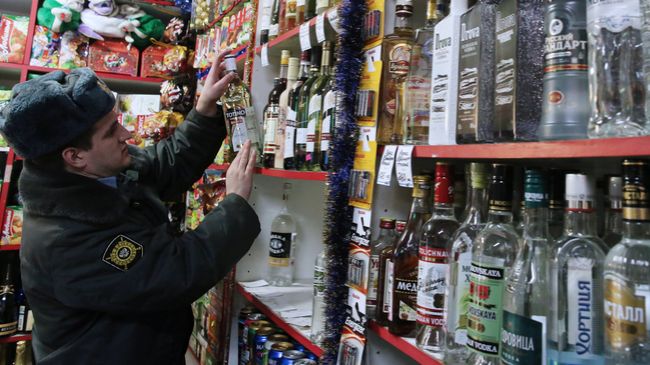 Рейд сотрудников полиции по выявлению и изъятию незаконно продаваемой алкогольной продукции. Архивное фото Рейд сотрудников полиции по выявлению и изъятию незаконно продаваемой алкогольной продукции. Архивное фото