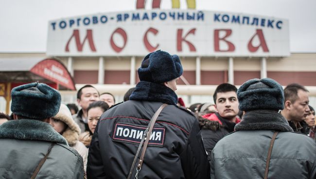 Сотрудники полиции у торгового-ярмарочного комплекса Москва в Люблино. Архивное фото Сотрудники полиции у торгового-ярмарочного комплекса Москва в Люблино. Архивное фото