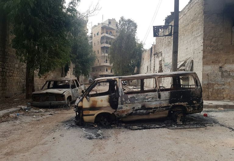 Сгоревшие автомобили в освобожденном квартале восточного Алеппо в Сирии Сгоревшие автомобили в освобожденном квартале восточного Алеппо в Сирии